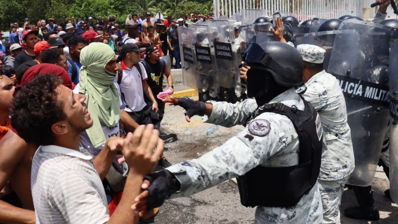 Migrantes Irrumpen En La Oficina Del Inm En Huixtla Y Se Enfrentan Con