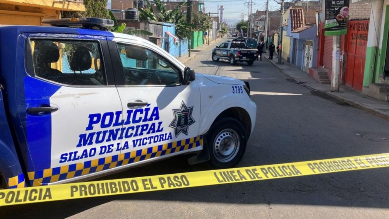 Asesinan en ataque directo a una policía de Guanajuato y hieren a otro