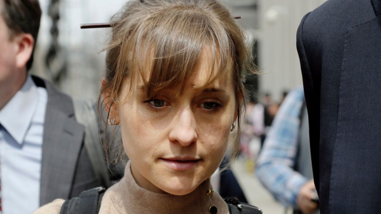 La actriz Allison Mack sale de prisión tras cumplir su condena por su