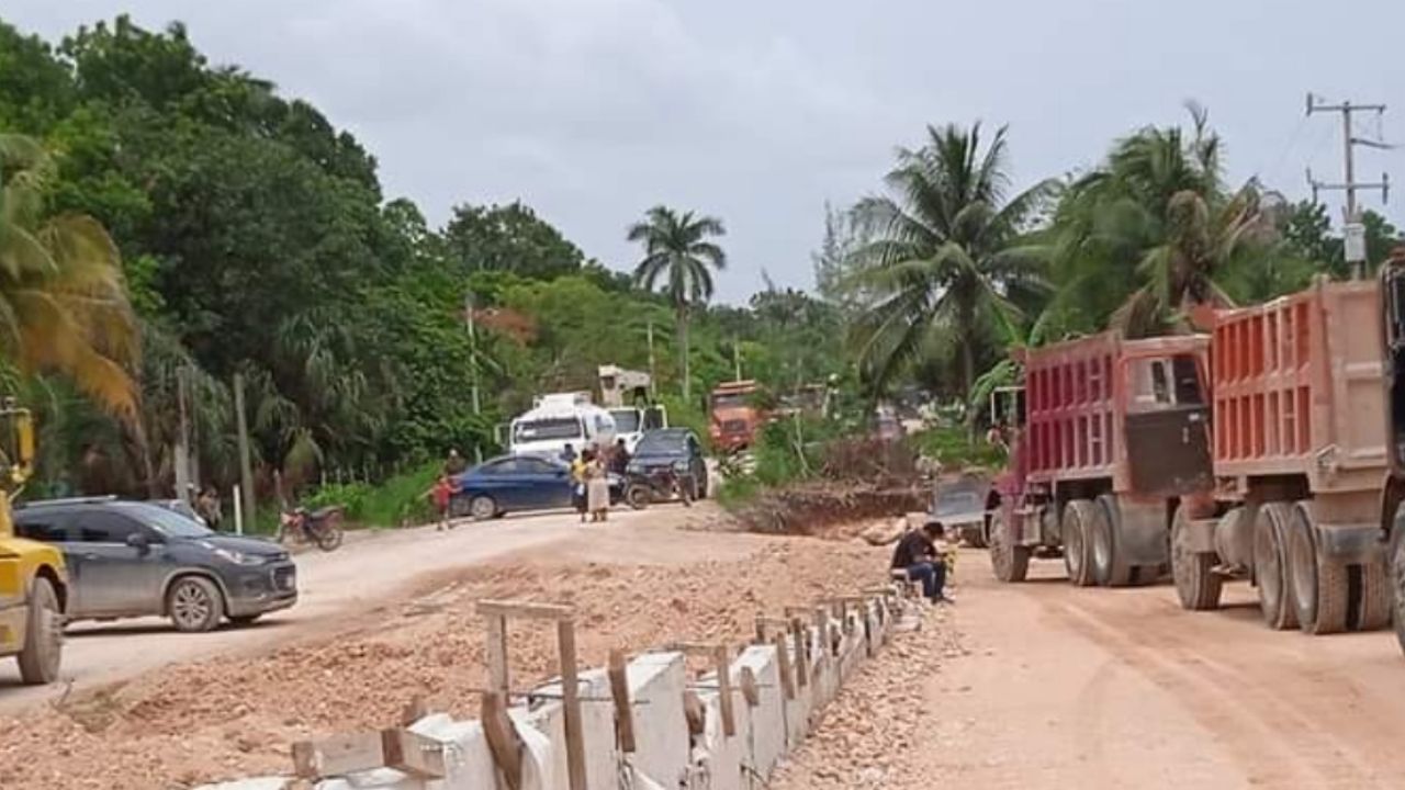 Debido A La Falta De Auxilio Trabajador Del Tren Maya Transporta El