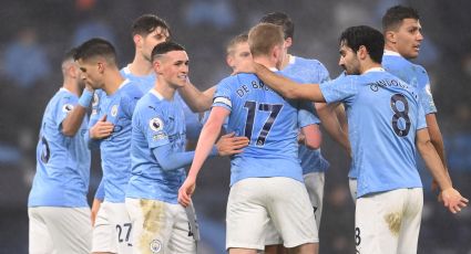 Manchester City liga cuatro victorias en la Premier y acecha al líder, el United