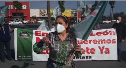 "Fuera el dictador", protestan integrantes de FRENAAA en visita de AMLO a Nuevo León