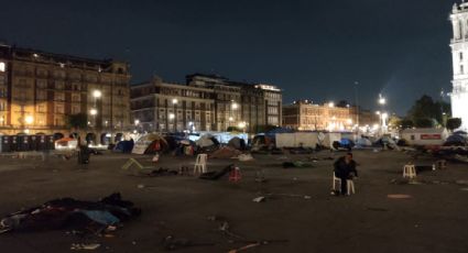 Retiran casas de campaña vacías del "Campamento México" del Zócalo de la CDMX; cierran accesos a la Plaza de la Constitución