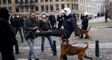 Arrestan a 490 personas en Bruselas durante las manifestaciones contra restricciones por Covid