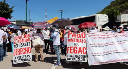 Trabajadores de la salud bloquean Autopista del Sol en Guerrero; exigen pago de adeudos