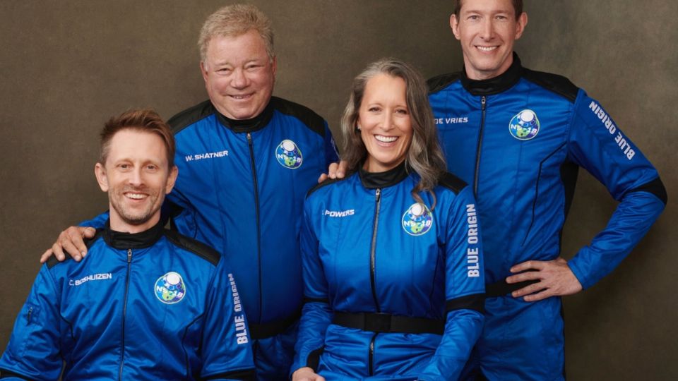 La estrella de Star Trek formó parte de la tripulación que viajó este miércoles al espacio. Foto: AP