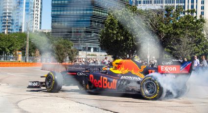 ‘Checo’ Pérez da exhibición en las calles de Dallas y enloquece a la afición