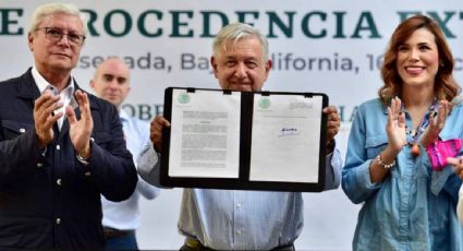 AMLO firma acuerdo para regularizar los "autos chocolate"; reconoce que muchos se usan para cometer delitos