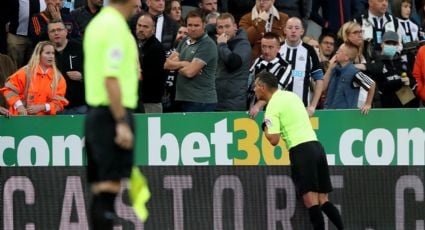 Un aficionado se desvanece en el Newcastle-Tottenham y el partido se suspende para priorizar su atención