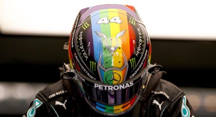 Lewis Hamilton luce casco con los colores de la bandera LGTBI+ en el Gran Premio de Qatar