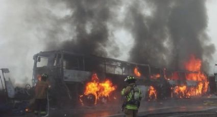 Aficionados de Rayados sufren percance rumbo al estadio Azteca y se incendia su autobús