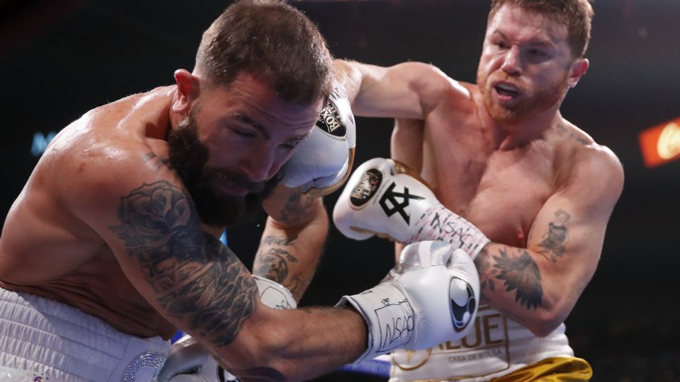 El mexicano Saúl 'Canelo' Álvarez golpea a Caleb Plant  para mandarlo a la lona. (foto: AP).