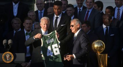 Los Bucks restablecen la tradición y visitan al presidente Biden en la Casa Blanca