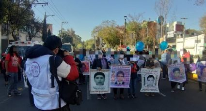 Familiares de los 43 normalistas de Ayotzinapa marchan a la Basílica de Guadalupe