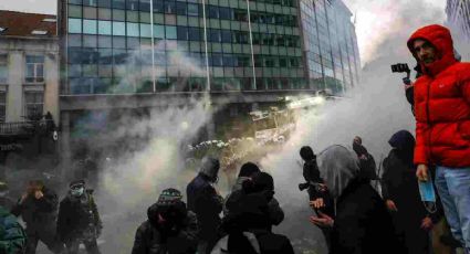 Manifestantes y policías de Bruselas se enfrentan en protesta contra restricciones de Covid-19