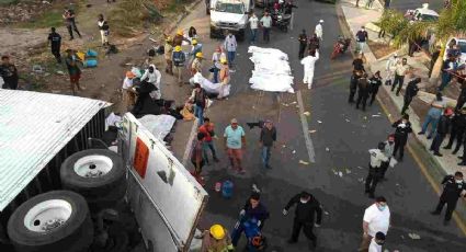 Van 54 migrantes muertos y más de 100 heridos por volcadura de tráiler en Chiapas, informa gobernador