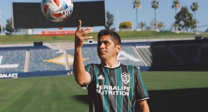 Jorge Campos modela la nueva playera del Galaxy de Los Ángeles