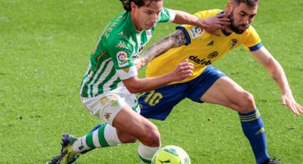 Betis usa la cabeza y gana en su visita al Cádiz... Lainez reapareció como titular