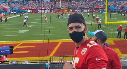 Alan Pulido asiste al Super Bowl para apoyar a Chiefs con jersey de Mahomes