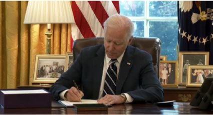 Biden firma plan de alivio económico de 1.9 billones de dólares para "reconstruir al país"