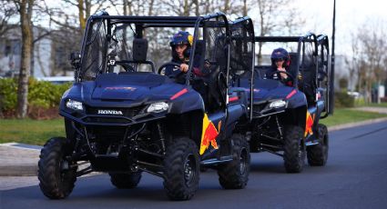 ‘Checo’ Pérez y Max Verstappen se divierten en la fábrica de Red Bull