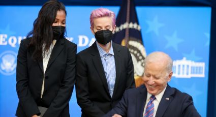 En reunión con jugadoras de la Selección de futbol femenil de EU, Biden llama a cerrar la brecha salarial