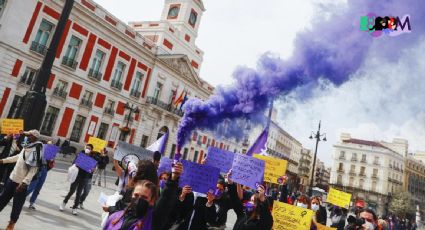 #8M2021 Mujeres desafían las prohibiciones del gobierno y protestan frente a la Puerta del Sol en Madrid