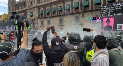 #8M2021 Manifestantes tumban tramo de la valla frente a Palacio Nacional; hay enfrentamientos con la policía