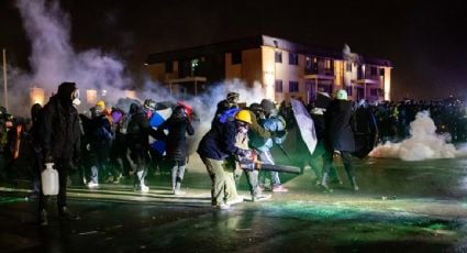 Se enfrentan manifestantes y policías en Minneapolis tras asesinato del afroamericano Daunte Wright