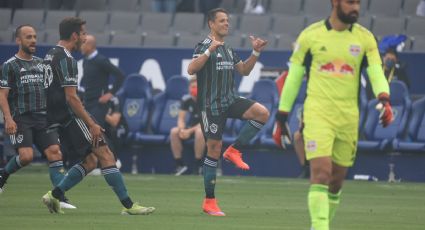 ‘Chicharito’ hace explotar la galaxia con triplete y es líder de goleo en la MLS