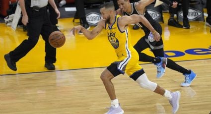 Stephen Curry no tiene límites, supera la marca de Harden con más triples en un mes