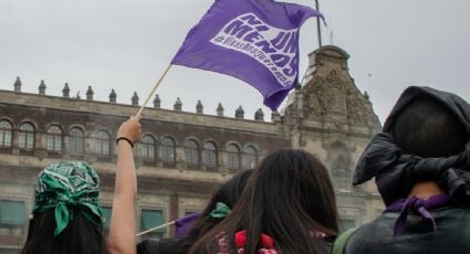 Feministas y madres de desaparecidas protestan frente a Palacio Nacional