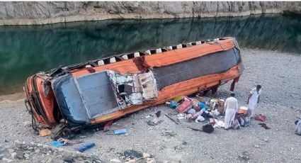 Volcadura de autobús en Pakistán deja al menos 20 peregrinos muertos