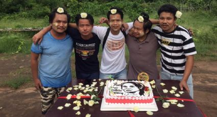 Birmanos protestan con flores para celebrar el cumpleaños de la depuesta líder Aung San Suu Kyi