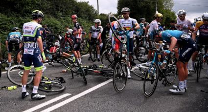 Detienen a aficionada que provocó caída en la primera etapa del Tour de Francia