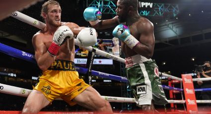 Floyd Mayweather se divierte en su pelea de exhibición contra Logan Paul; no hubo ganador