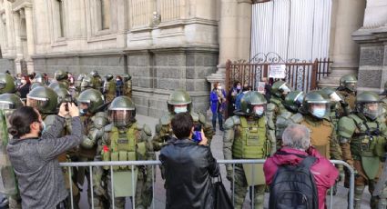 Constitucionalistas de Chile son detenidos durante protesta por presos políticos