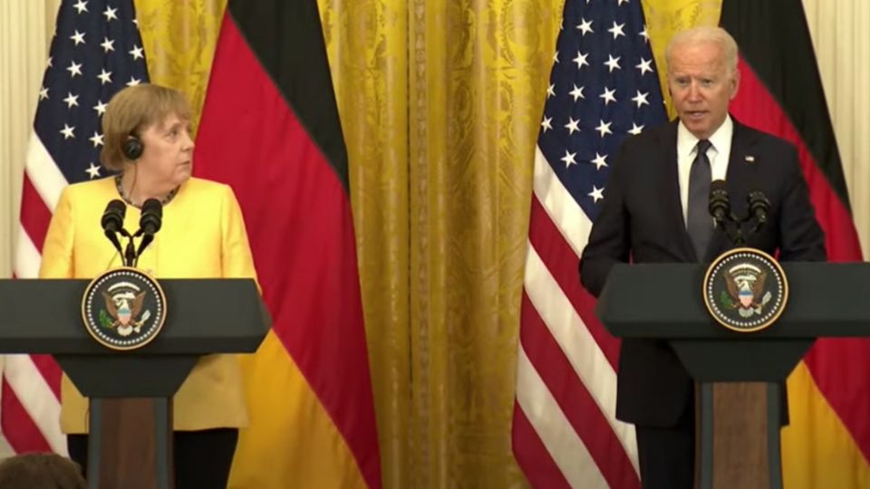 El presidente Joe Biden y la canciller alemana, Angela Merkel, durante una conferencia en la Casa Blanca. FOTO: AP, Susan Walsh.