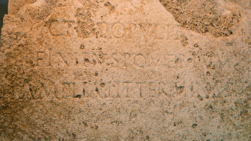 Esta foto muestra un detalle de una piedra demarcatoria de la antigua Roma, su inscripción se realizó en el año 49. Foto: AP
