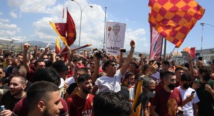 José Mourinho recibe 'Especial' bienvenida en Roma por cientos de aficionados