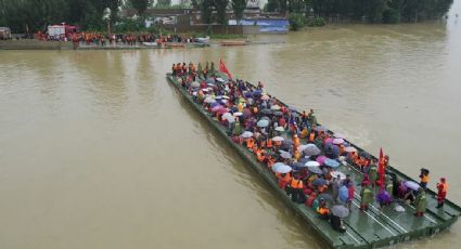 Rescatan a hombre que pasó tres días atrapado en un estacionamiento por inundaciones en China