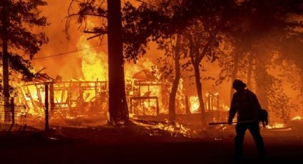 Incendios se combinan en California y arrasan con casas y comunidades