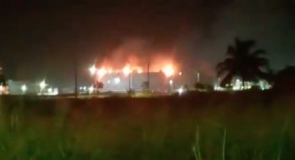 Pemex controla incendio en tanque de almacenamiento de la refinería Dos Bocas