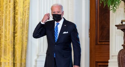 Biden firma el plan de infraestructura de 1.2 billones de dólares para mejorar caminos y la banda ancha de EU