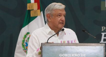 Funcionarios protestan por falta de pagos durante visita de AMLO en Colima