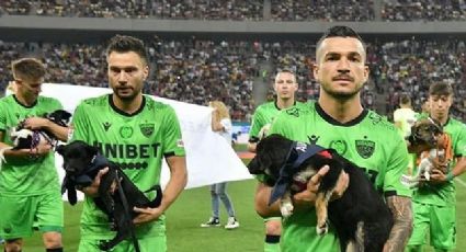 Rumania promueve la adopción de perros a través del futbol y los jugadores saltan a la cancha con ellos en brazos