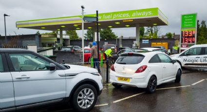 Militares comenzarán a transportar combustible en Reino Unido; siguen las filas en las gasolineras