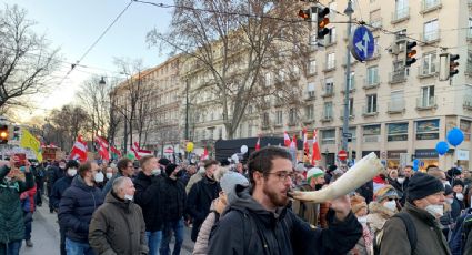 Miles de personas protestan en Viena por la vacunación obligatoria contra la Covid-19