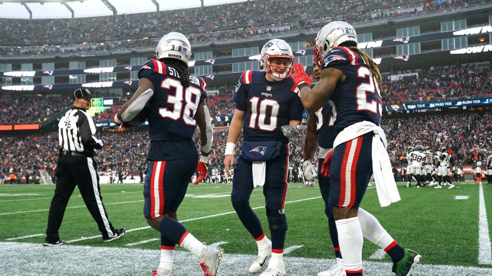 Mac Jones lanzó para tres pases de anotación contra los Jaguars. (foto: Reuters).
