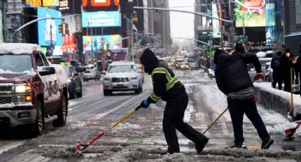 Inundaciones y una tormenta invernal golpean EU y provocan el cierre de escuelas, oficinas y carreteras